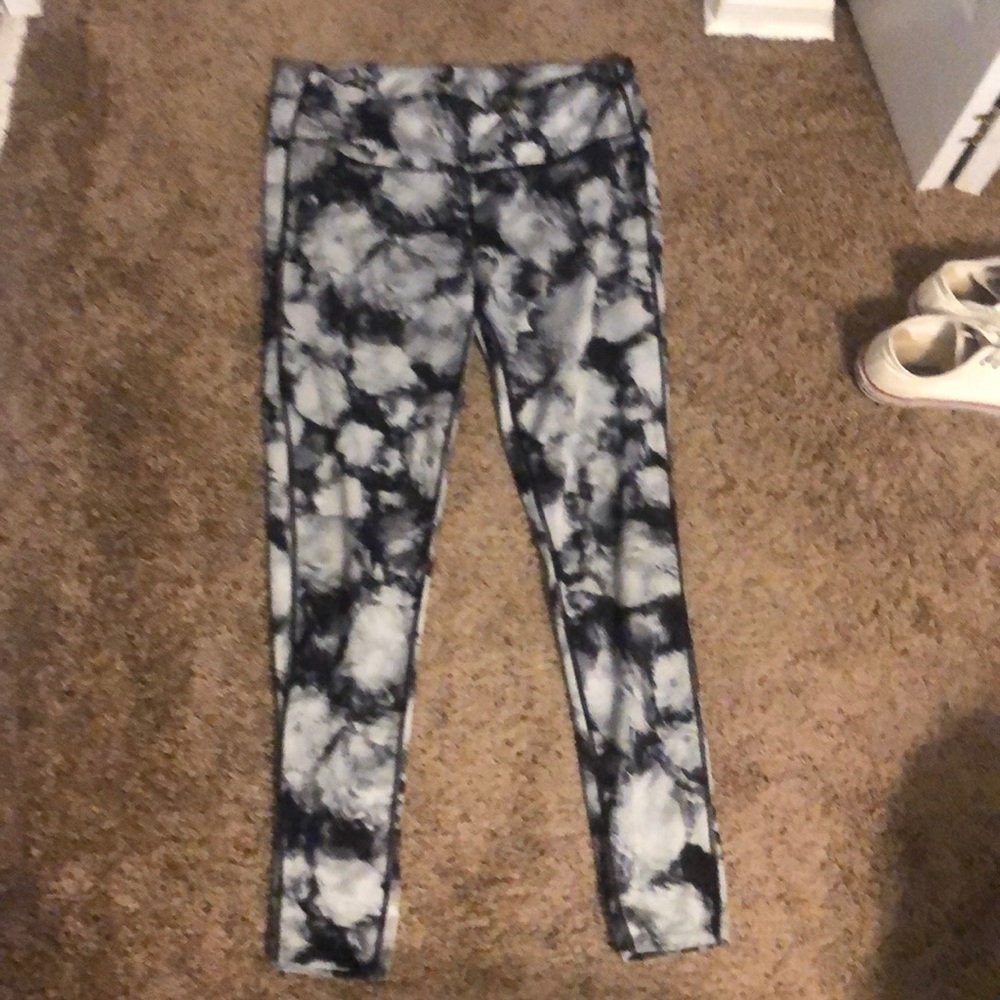 Athleta 7/8 Pattern Legging - size L